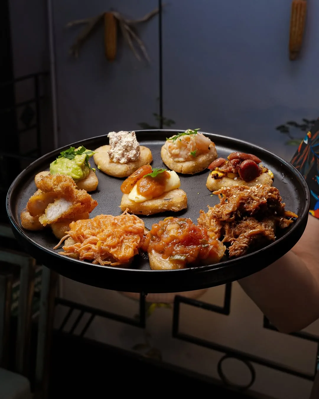 Arepitas fritas con hogao, guacamole y queso crema